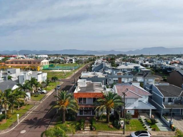 CASA EM CONDOMÍNIO À VENDA
