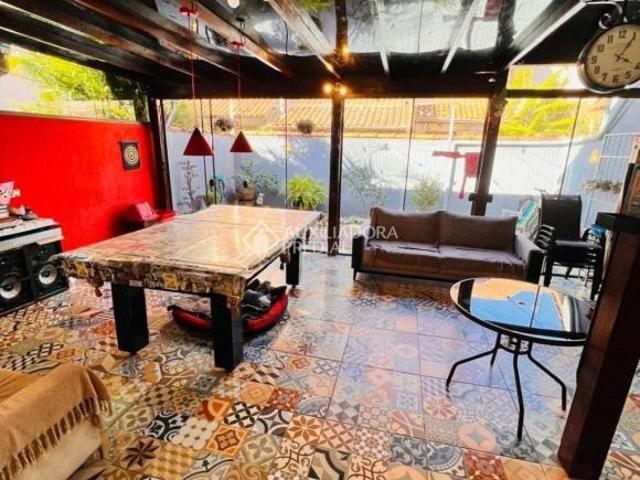 Casa em condomínio à venda 2 quartos, sótão, lareira, churrasqueira e pátio 2 vagas