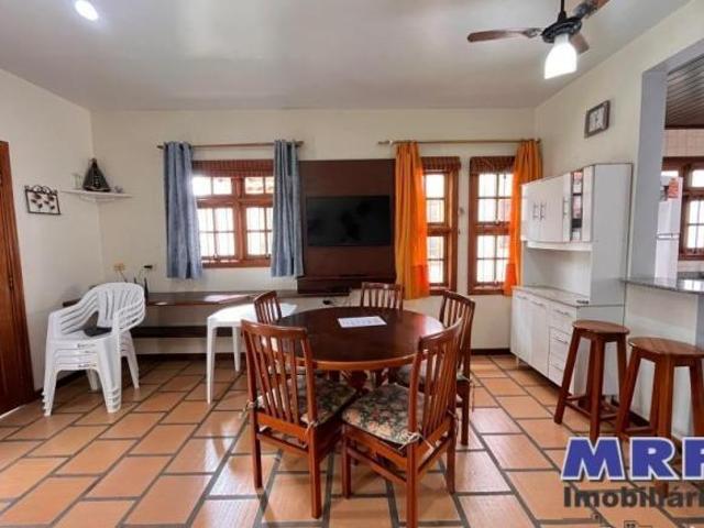 Casa em condomínio à venda em Ubatuba. Praia da Maranduba. Com piscina