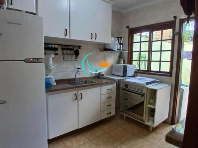 Casa em condomínio à venda em Bertioga SP, Centro: 2 suítes, 2 salas, churrasqueira e piscina 2 vaga
