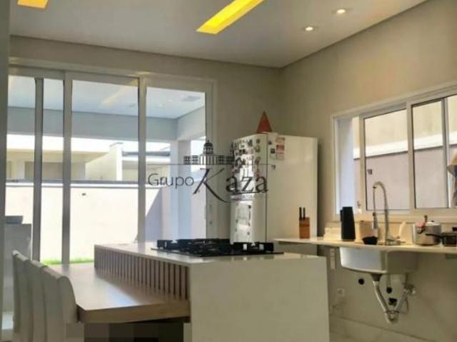 Casa em Condomínio Bosque dos Manacas Jardim Jacinto Jacareí 4 Dormitórios 207m²
