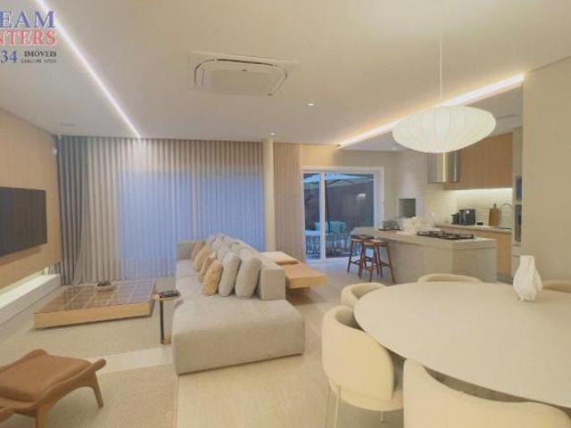 Casa em Condomínio de 205m² no bairro Ecoville, com 3 suítes, 4 banheiros e 2 vagas de garagem