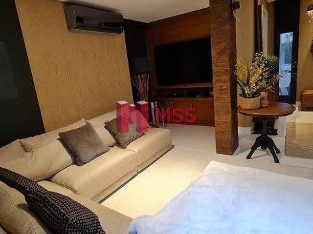 Casa em Condomínio de 4 Quartos com 4 Vagas 330m² à Venda