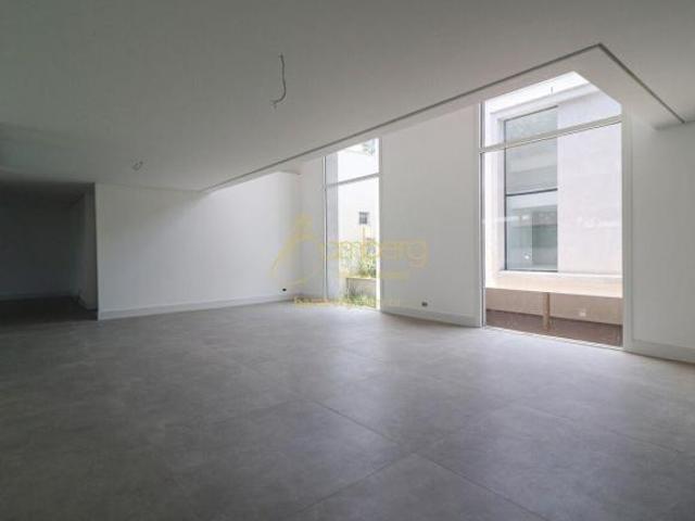 Casa em condomínio de Alto Padrão 4 suítes, área de lazer, piscina