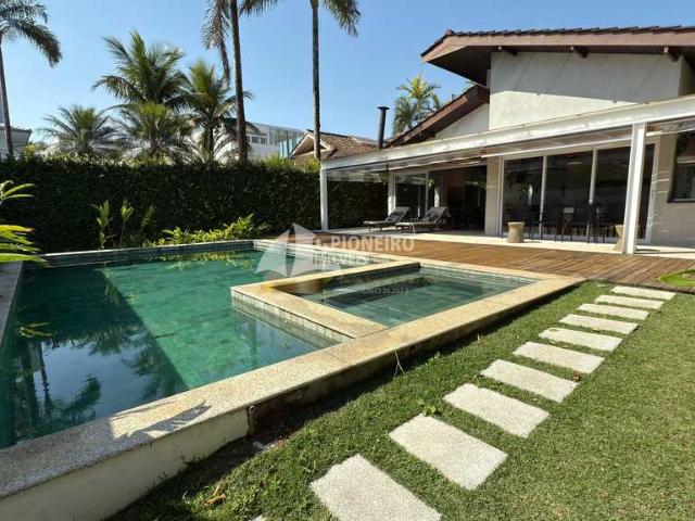 Casa em condomínio disponível para venda na Praia da Baleia!