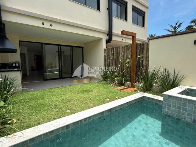 Casa em Condomínio em Juquehy com 4 Suítes à 400m da praia