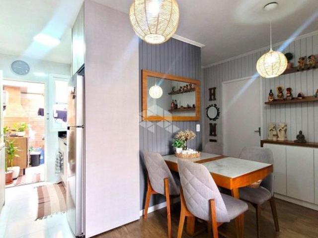 Casa em condomínio fechado, 3 dormitórios, living com 3 ambientes, sala de estar