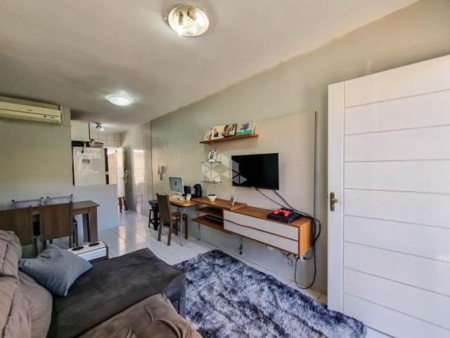 Casa em condomínio fechado, 3 dormitórios, living com 3 ambientes, sala de estar