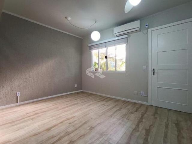 Casa em condomínio fechado, 3 dormitórios sendo 1 suíte, com placa solar, Vaga de Garagem no Bairro