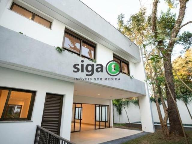 Casa em Condomínio fechado, a venda,com 4 quartos, sendo 2 suites, 4 vagas, no Alto da Boa Vista