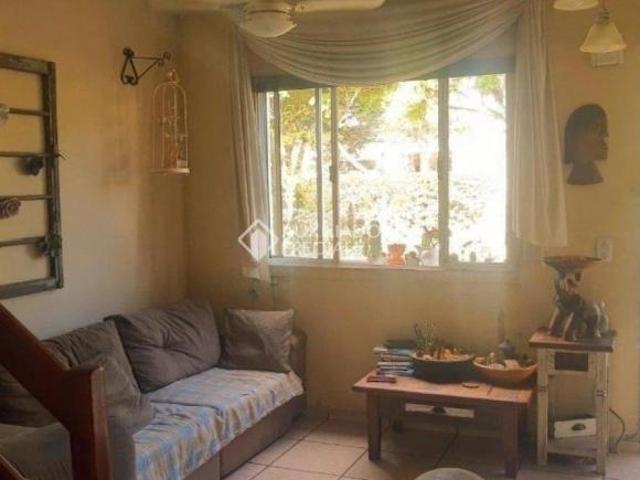 Casa em condomínio fechado, localizada no bairro Sarandi, em Porto Alegre