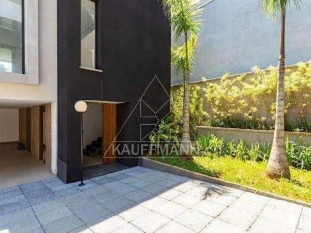Casa em condomínio fechado no Jardim Cordeiro, 4 suítes, Nova!