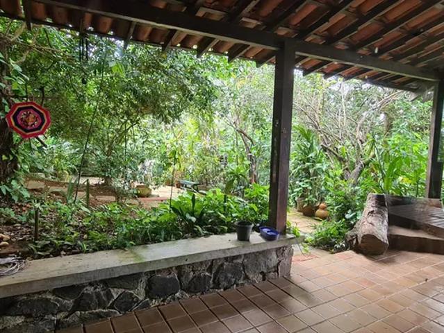 Casa à venda em condomínio fechado com amplo verde e potencial para reformar!