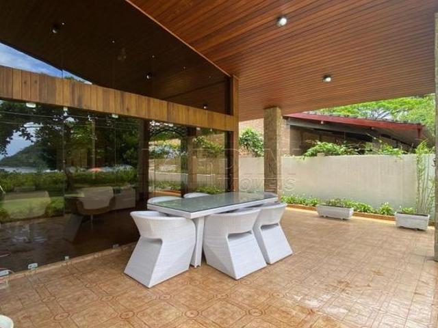 Casa em condomínio, frente ao mar, com 6 suítes, terreno amplo, na praia do Lázaro em Ubatuba!