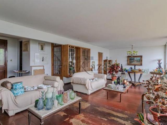 Casa em Condomínio Jardim Vitória Régia 4 Dormitórios 280m²