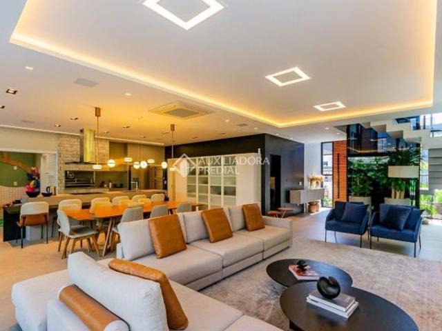 Casa em condomínio MOBILIADA, projetado pelo renomado Daniel kroth