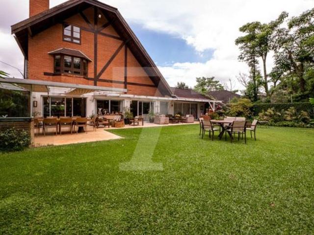 Casa em condomínio no Morumbi com 5 suítes com 879m² de área útil