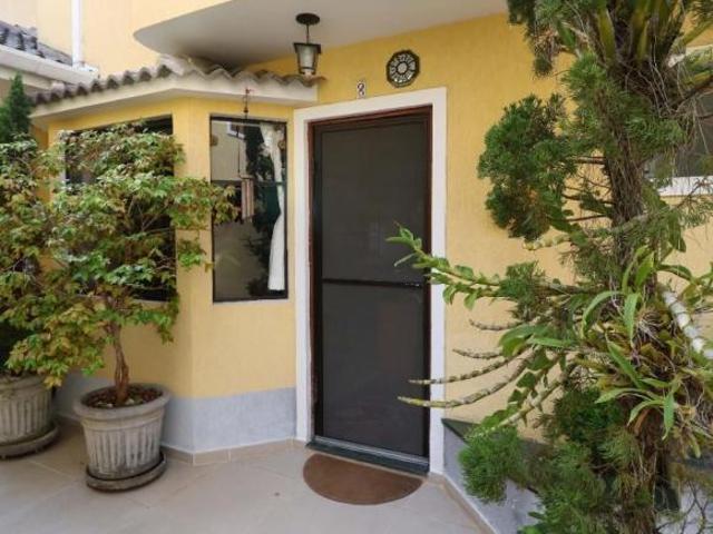 Casa em condomínio para venda com 3 quartos, sendo 1 suíte, 131m²