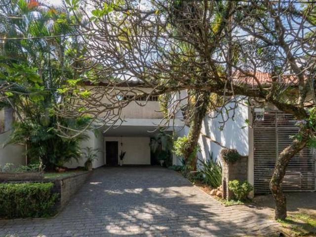 Casa em condomínio para venda com 3 quartos, sendo 3 suítes, 240m²