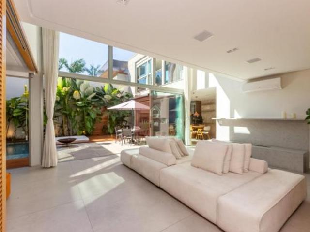 Casa em condomínio para venda com 3 quartos, sendo 3 suítes, 404m²