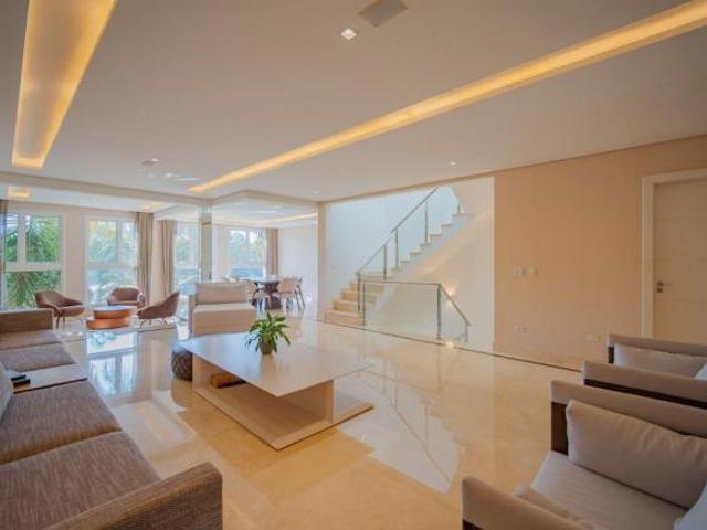 Casa em condomínio para venda com 5 quartos, sendo 5 suítes, 525m²