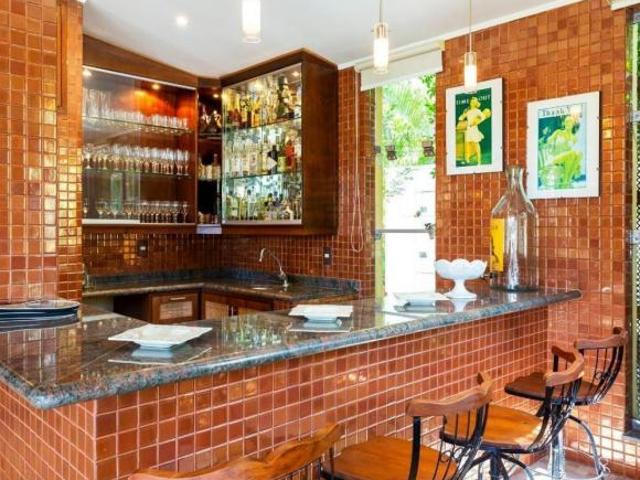 Casa em condomínio para venda e locação com 5 quartos, 953m²