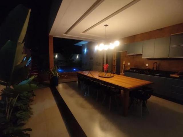 Casa em Condomínio Residencial Santa Mônica 5 Dormitórios com 04 suítes e piscina 300m²