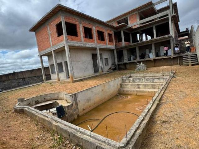 Casa em Construção no Condomínio Fazenda Alta Vista 752m² de Área Construída e 6 Suítes