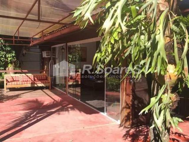 Casa Em Cosme Velho Com Sete Quartos Sendo Três Suítes