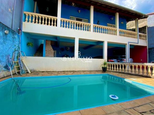 Casa em Extrema MG à venda com Duas Casas, piscina, 300m² de