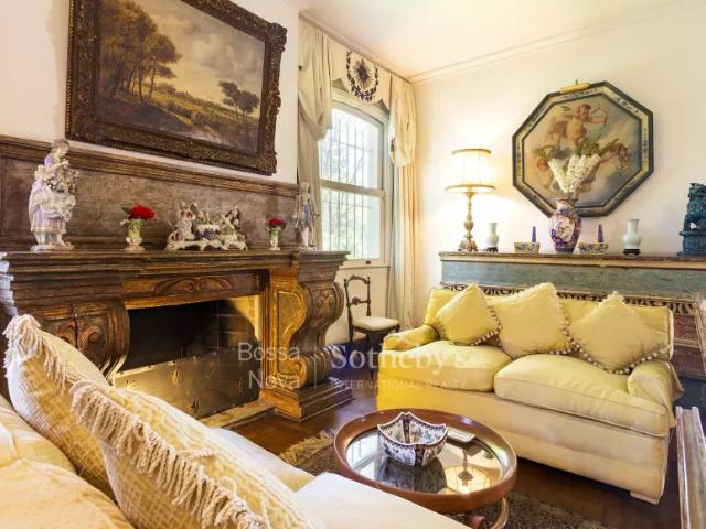 Casa em estilo colonial cercada de muito verde