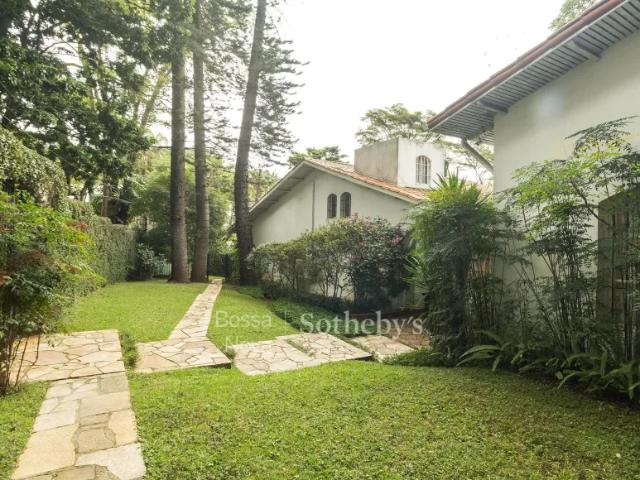 Casa em estilo colonial em localização arborizada