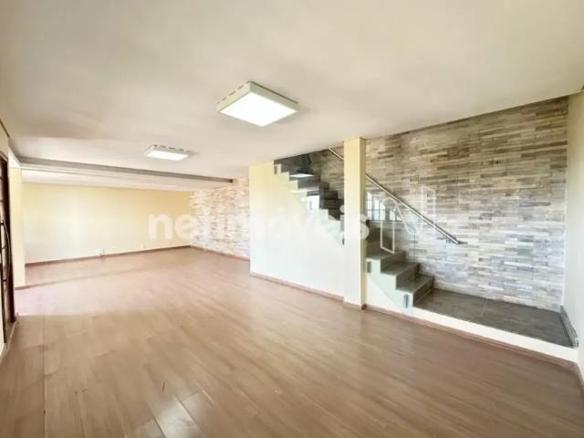 Casa em Estilo Moderno, muito bem construída com Habite se e recem reformada. Acabamento de luxo