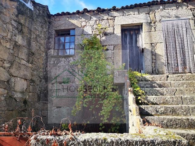 Casa em Granito para recuperar no Casteleiro
