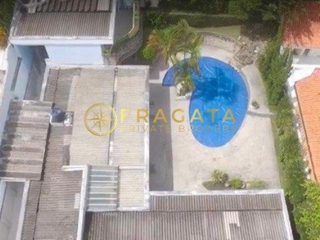 Casa em Interlagos com 945 m² 4 dormitórios sendo 2 suítes e 6 vagas
