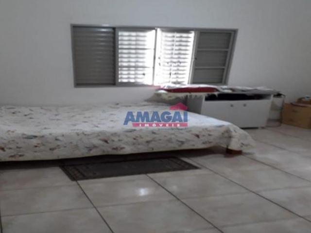 Casa em Jacareí, no bairro Vila Aprazível, à venda