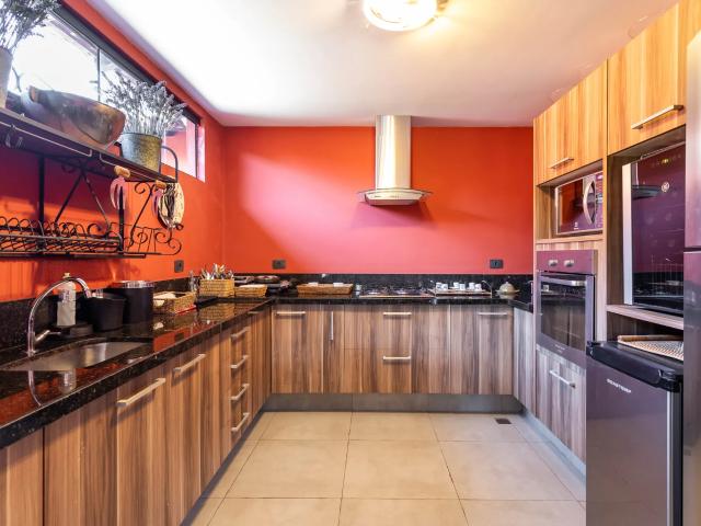 Casa em Laranjeiras com Piscina e 4 Suítes