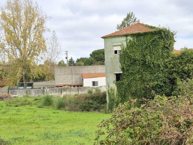 Casa em lote urbano mais 02 rústicos urbanizáveis com área total de 12889 m2