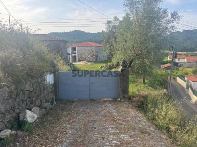 Casa em Pedra com Terreno e Grande Potencial!