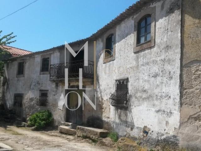 Casa em pedra com áreas generosas para renovação total