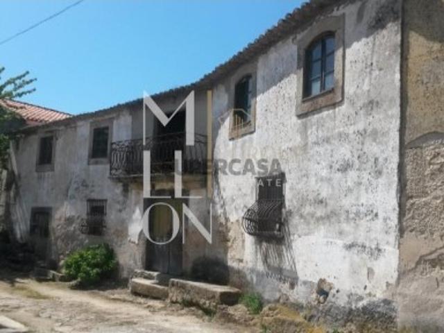Casa em pedra com áreas generosas para renovação total