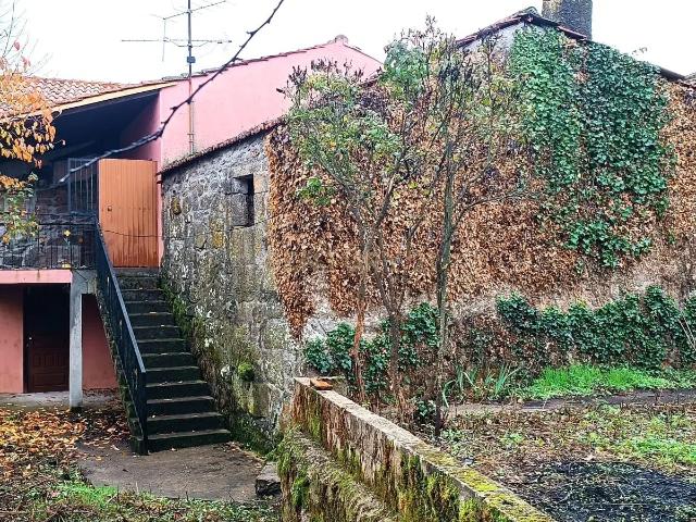 Casa em pedra com lareira e forno para reabilitar