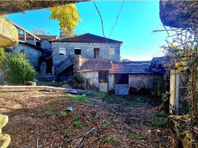CASA EM PEDRA COM PROJETO PARA RESTAURO, ESPIGUEIRO E VISTAS. 0m² Anissó e Soutelo