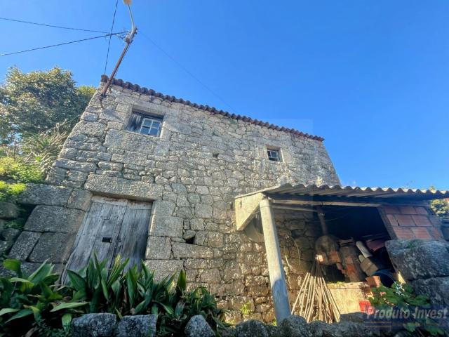 Casa em Pedra de Dois Pisos e Quintal. Alpedrinha