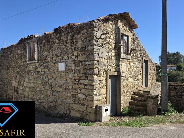 Casa em pedra e celeiro para restaurar