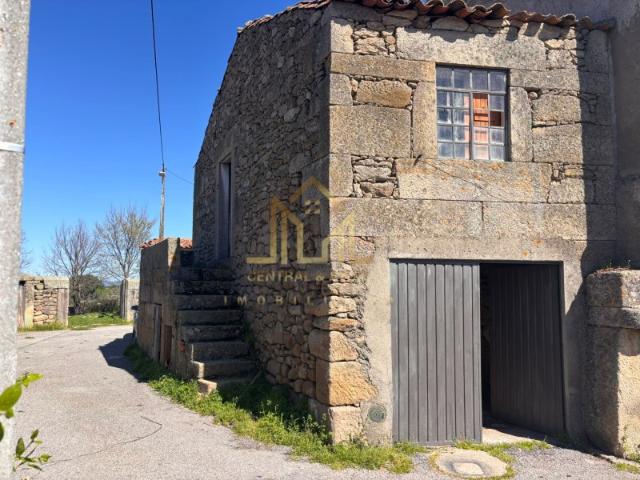 Casa em pedra e duas ruínas