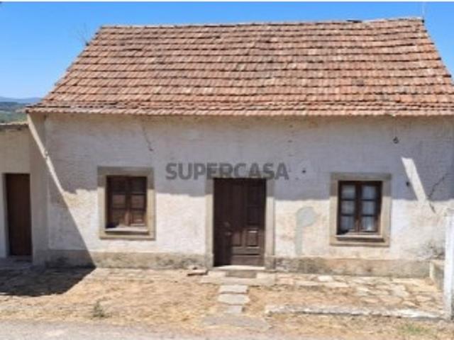 Casa em Pedra em aldeia tranquila, para remodelação