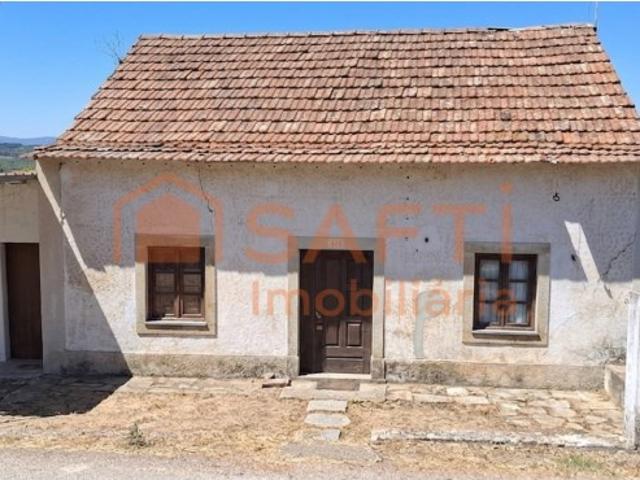 Casa em Pedra em aldeia tranquila, para remodelação