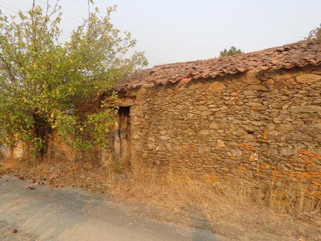 Casa em pedra para reconstrução com terreno CH1958/17