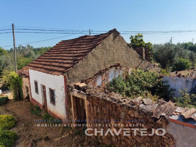 Casa em pedra para recuperar e terreno com viabilidade de co. 49m² Areias e Pias